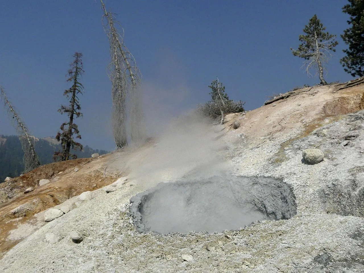 5. Lassen Volcanic National Park: Solitude at the Edge of the Earth (Image Credits: Pixabay)