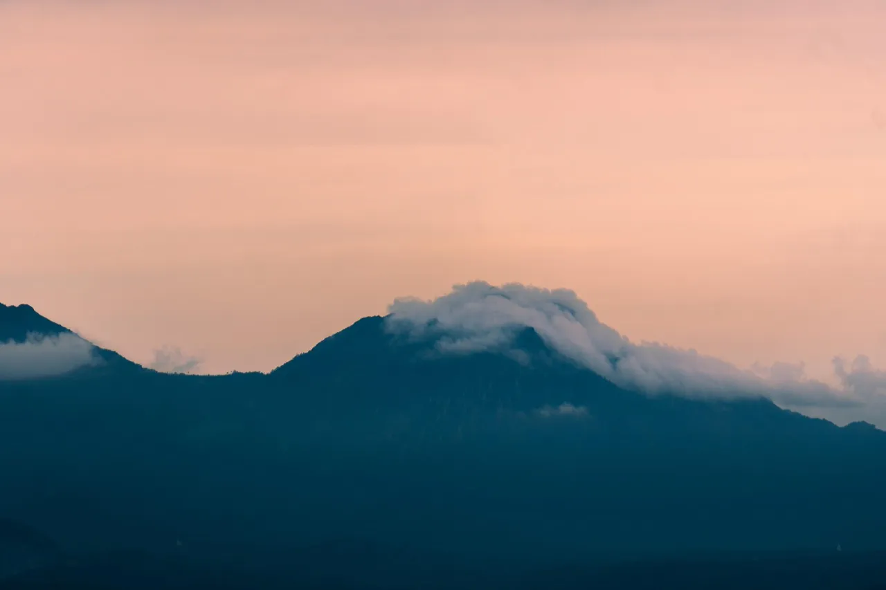 5. Avoid Overcrowded Hotspots and Travel Off-Peak (Image Credits: Pixabay)