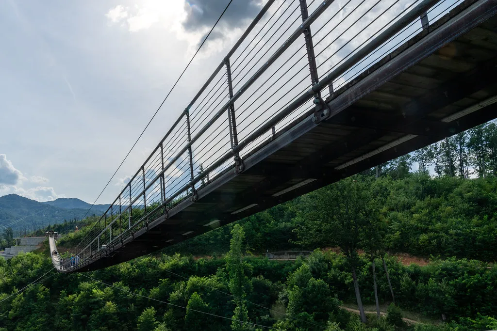 3. Gatlinburg SkyBridge, Tennessee (Lorie Shaull, Flickr, CC BY 2.0)