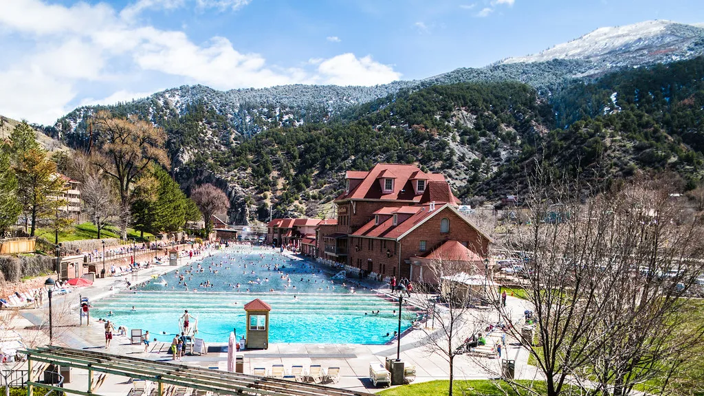 Iron Mountain Hot Springs and the River View That Stops You Cold (Jason Cipriani, Flickr, CC BY 2.0)