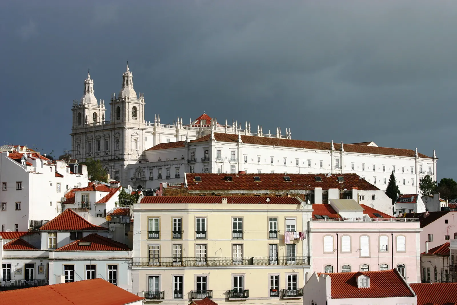 2. Miradouro das Portas do Sol: The Gate of the Sun, Open to Everyone (By José Luiz, CC BY-SA 3.0)