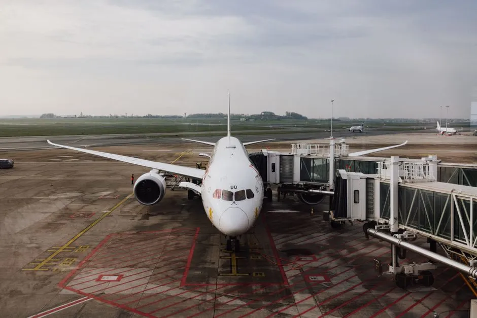 Alternative Airports and Flexible Destinations (Image Credits: Pexels)