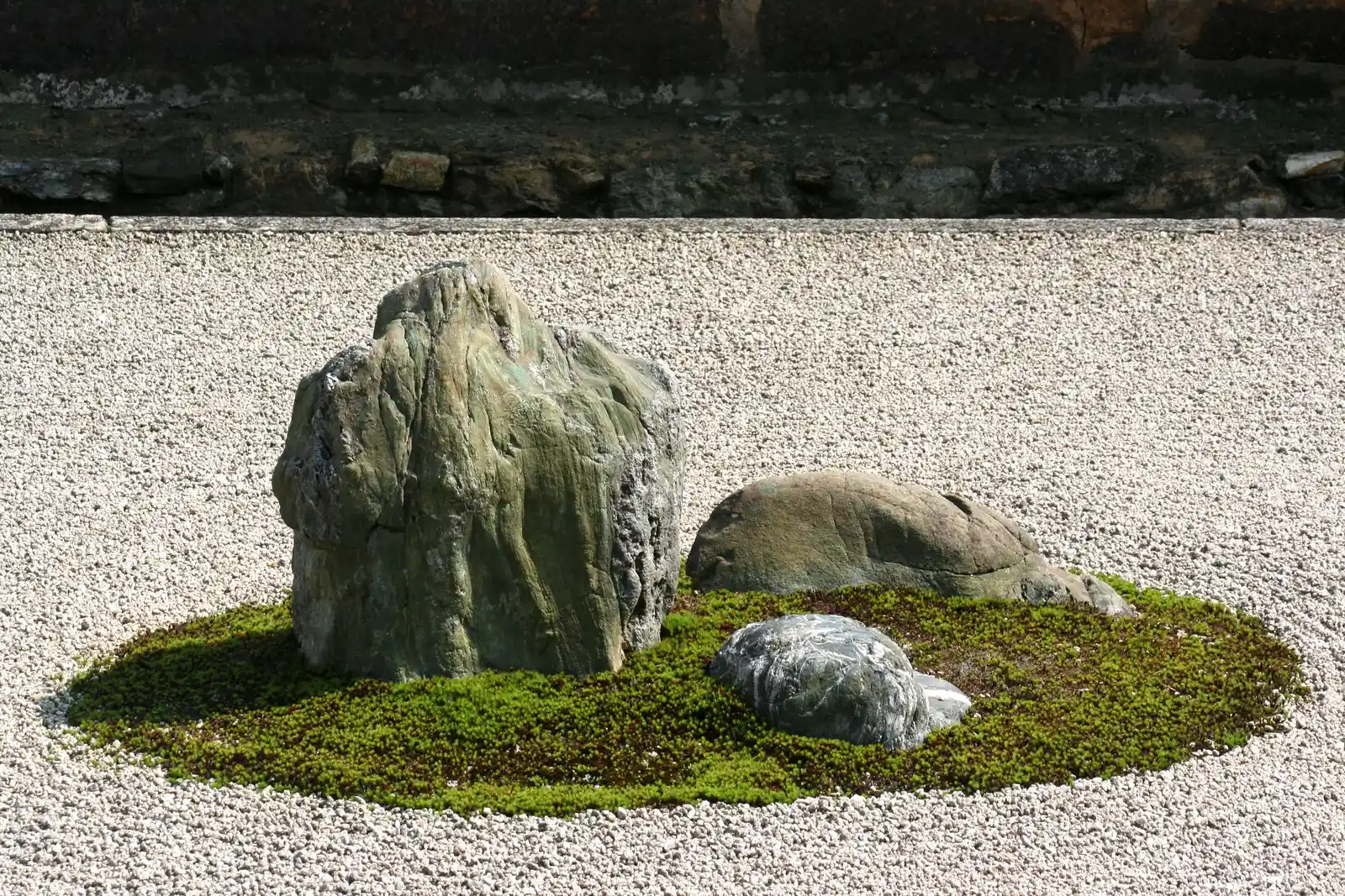 4. Ryoanji's Kyoyochi Pond Garden vs. Its Famous Rock Garden: Two Seasons in One Visit (By Tedmoseby, CC BY-SA 3.0)