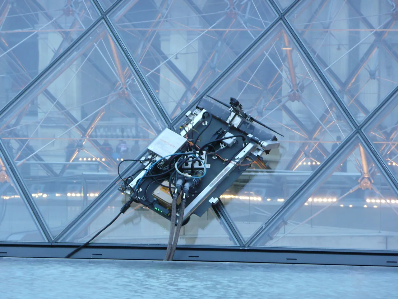 Robots Enter the Picture (Automatic window cleaner, Louvre, CC BY 2.0)