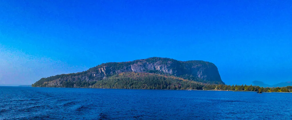 Mount Kineo's Cliffs Rising Straight From the Water (cloud2023, Flickr, CC BY 2.0)