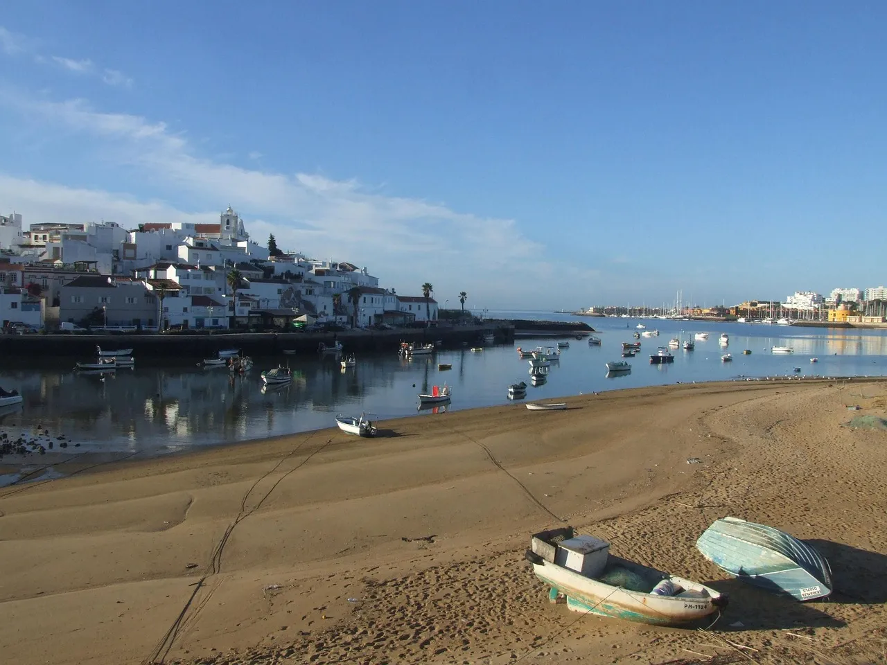 The Quiet Intelligence of Eating Where the Boats Land (Image Credits: Pixabay)