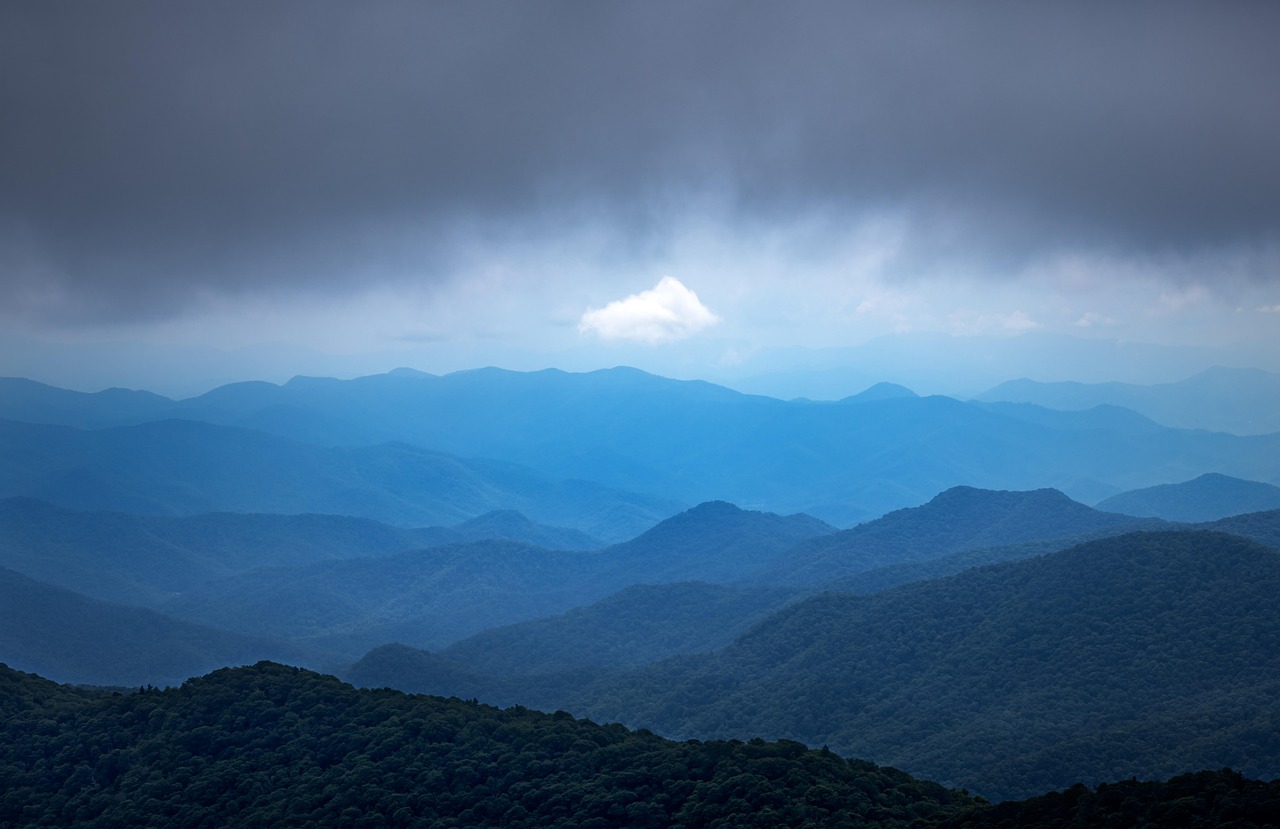 The Serene Mountain Valley Where Cell Service Fades and Nature Takes Over