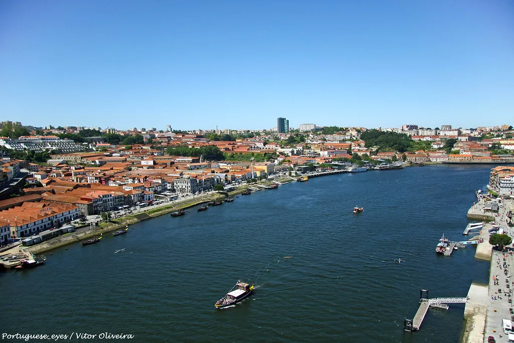 The Riverbank as a Living Archive (Portuguese_eyes, Flickr, CC BY-SA 2.0)