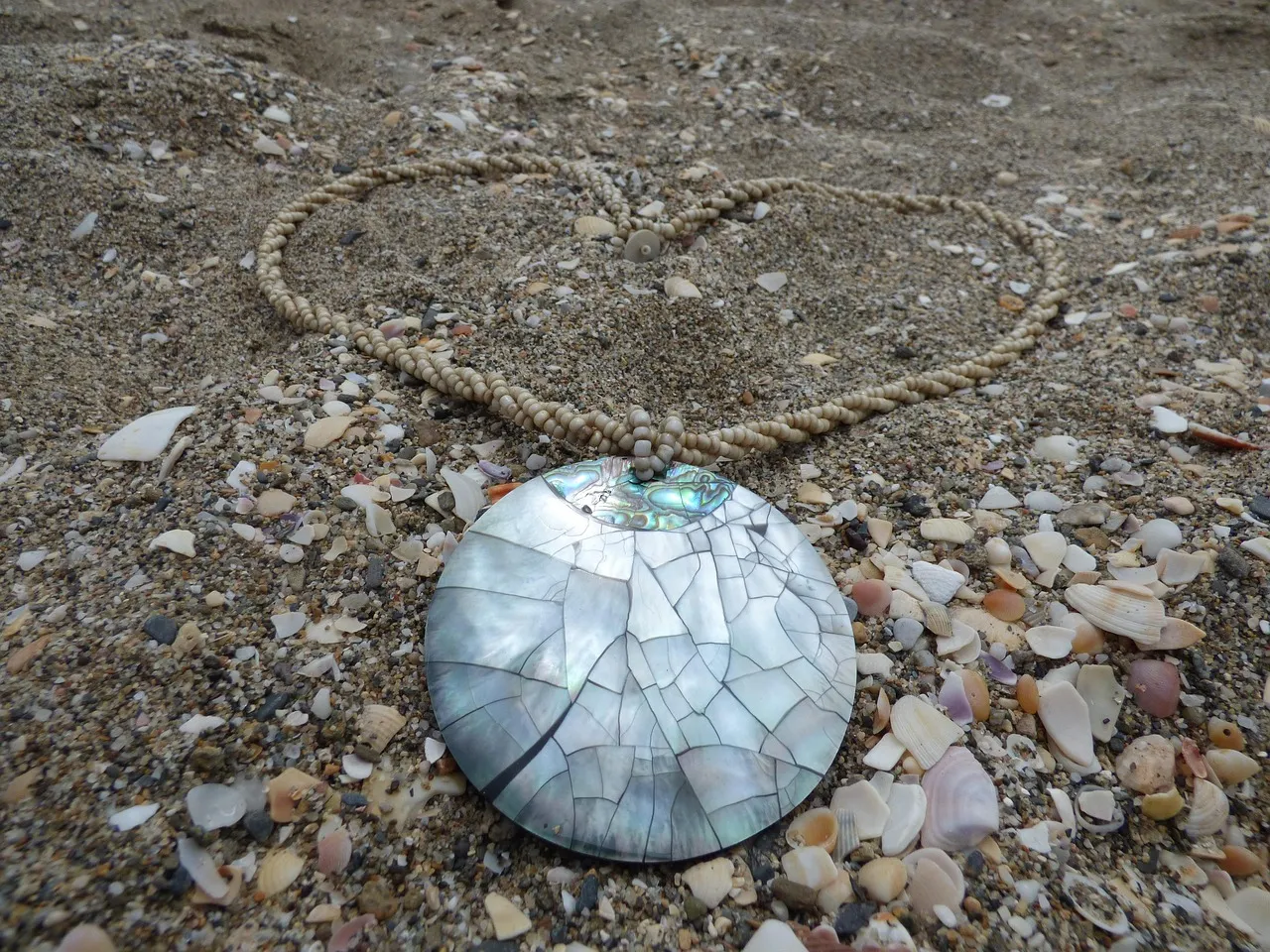 Wearing Expensive Jewelry and Accessories to the Beach (Image Credits: Pixabay)