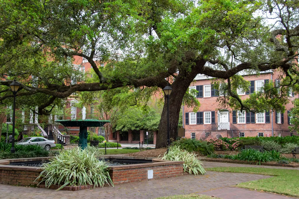 Columbia Square: Quietude, History, and the Wormsloe Fountain (Paul and Jill, Flickr, CC BY 2.0)