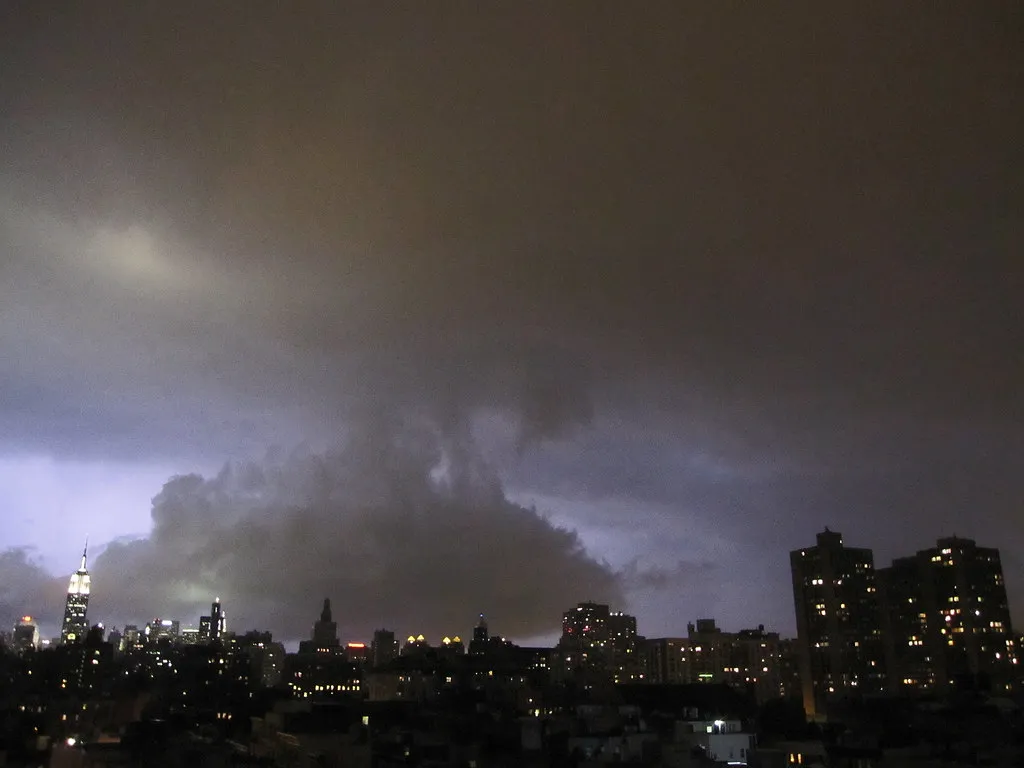 Know the Warning Signs Before the Storm Arrives (H.L.I.T., Flickr, CC BY 2.0)