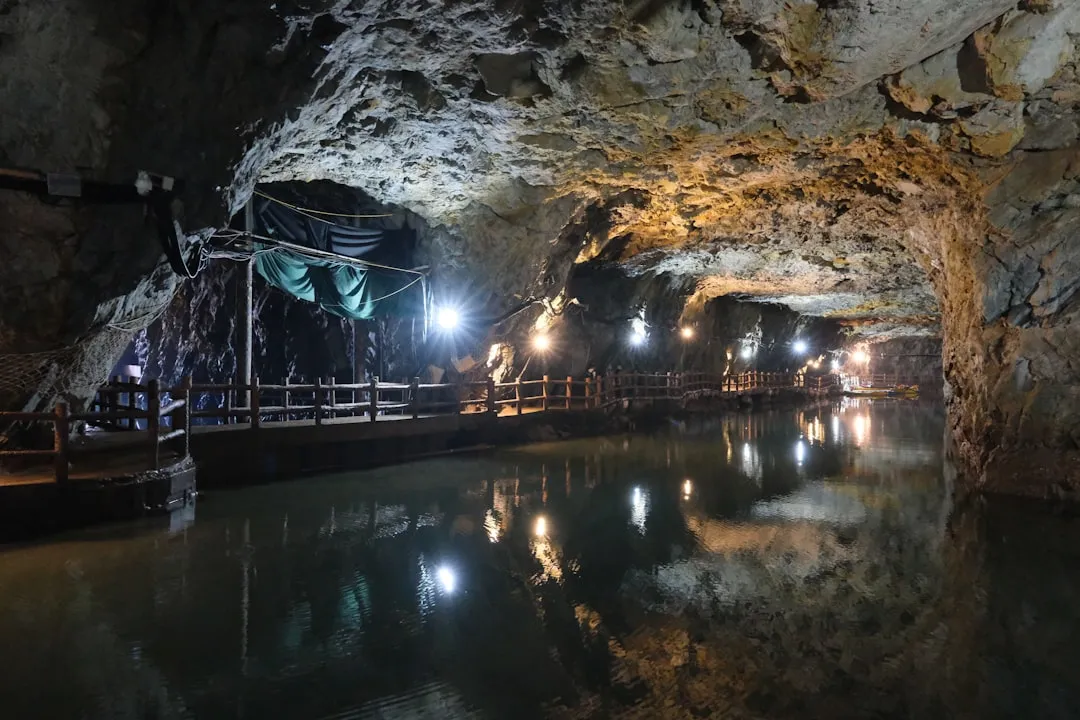 Lost River Cave: Kentucky's Only Underground Boat Ride (Image Credits: Unsplash)