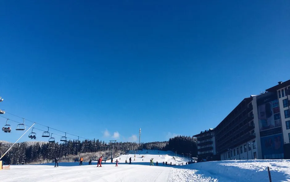 Why Savvy Skiers Are Seeking Out Smaller Resorts Right Now (Image Credits: Pexels)