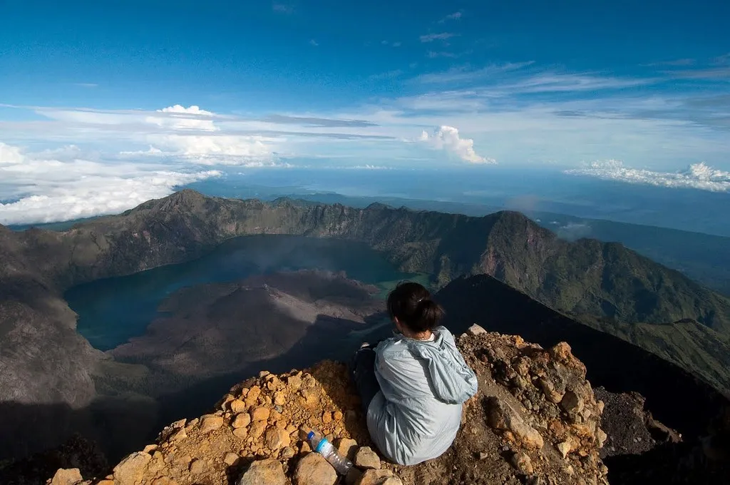 Nature Journaling: Where Walking and Writing Overlap (Trekking Rinjani, Flickr, CC BY 2.0)