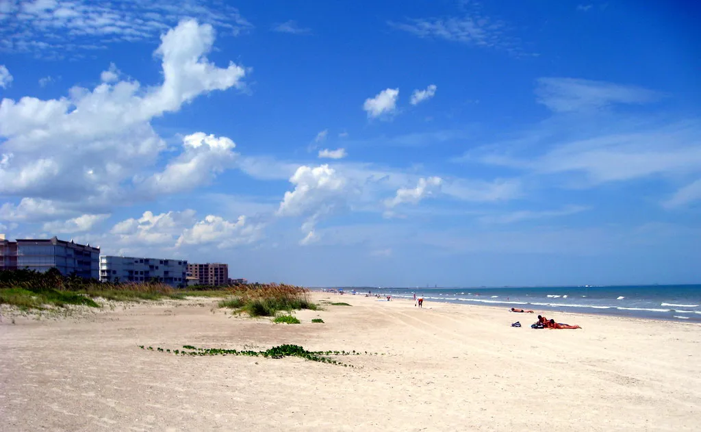 Beyond the Lighthouse: Beach, Trails, and Bay (jared422_80, Flickr, CC BY 2.0)