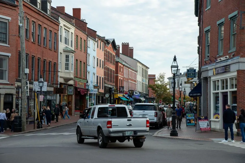 New Hampshire: New England's Retail Escape Valve (Image Credits: Pexels)