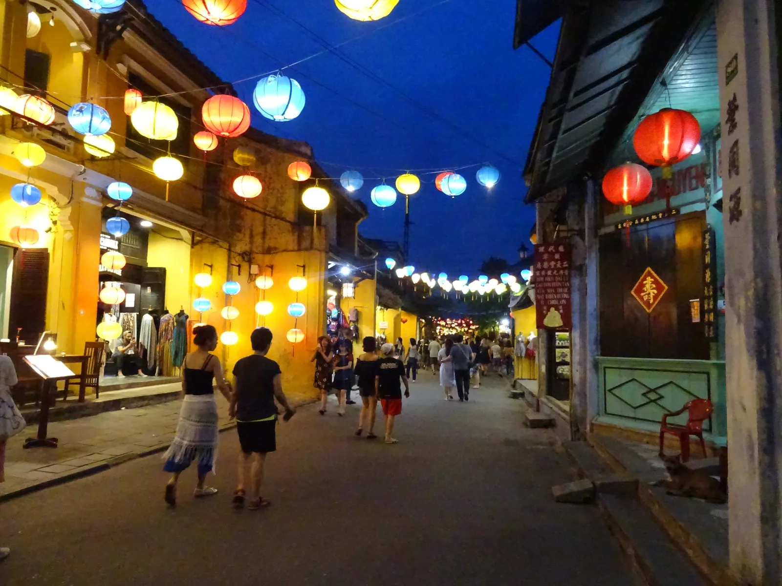 Bai Choi Performances: The Sound That Fills the Lantern-Lit Air (By Christophe95, CC BY-SA 4.0)