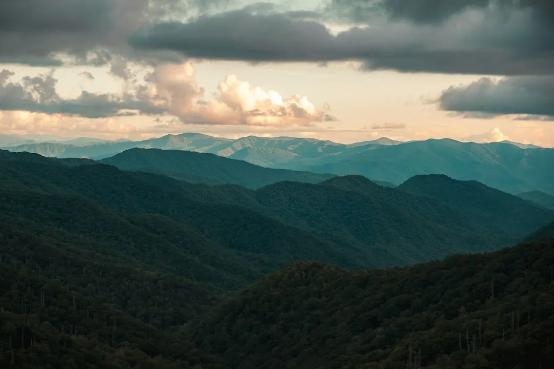 1. The Great Smoky Mountains, Tennessee: A Cabin That Becomes Home Base (Image Credits: Unsplash)