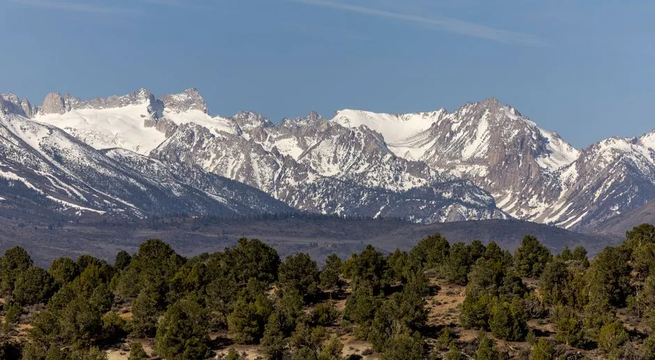 The Sierra Nevada as the Dividing Backbone (Image Credits: Pexels)