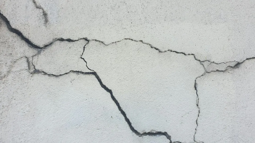 Shooting Cracks Are the Snowpack "Zippering" Apart (Image Credits: Unsplash)