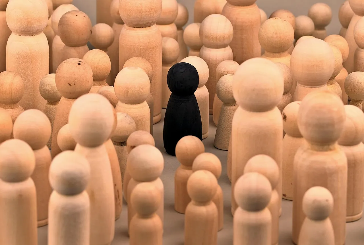 Understand Why Crowds Separate Families So Easily (Image Credits: Pixabay)