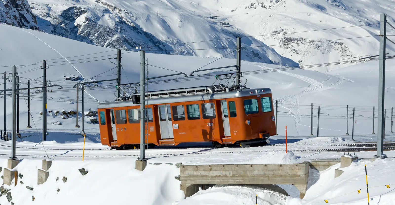 Practical Notes: Seasons, Lifts, and Mountain Safety (Own work: http://www.bahnbilder.ch/picture/11925, CC BY-SA 3.0)