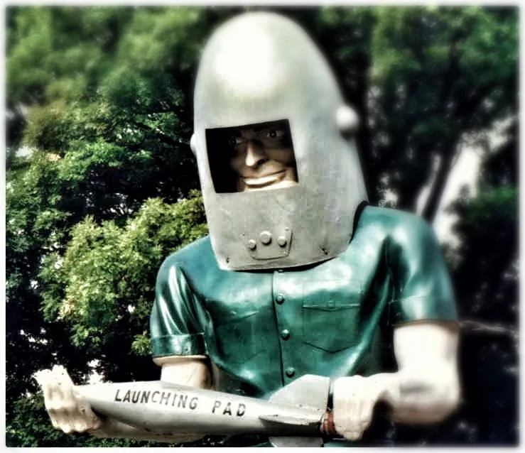 The Gemini Giant of Wilmington, Illinois: A $275,000 Rescue Story (vwcampin, Flickr, CC BY 2.0)