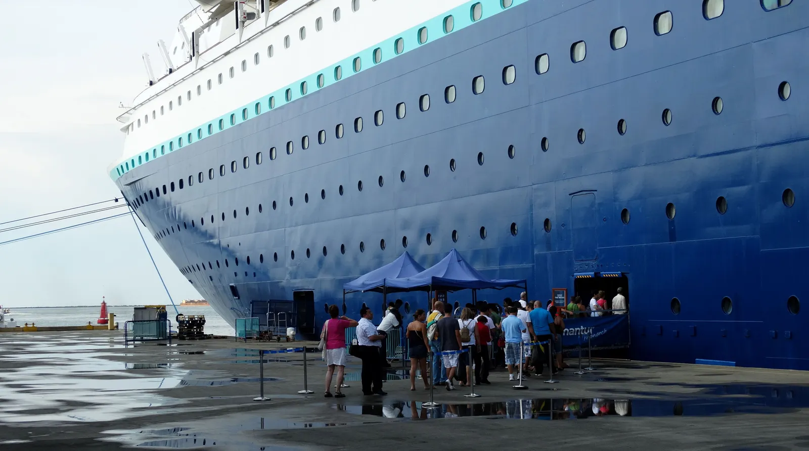 Book a Suite or High-Tier Loyalty Status Has Real Perks (MS Monarch - Caribbean Cruise - aanlegplaats haven / Panama, CC BY 2.0)