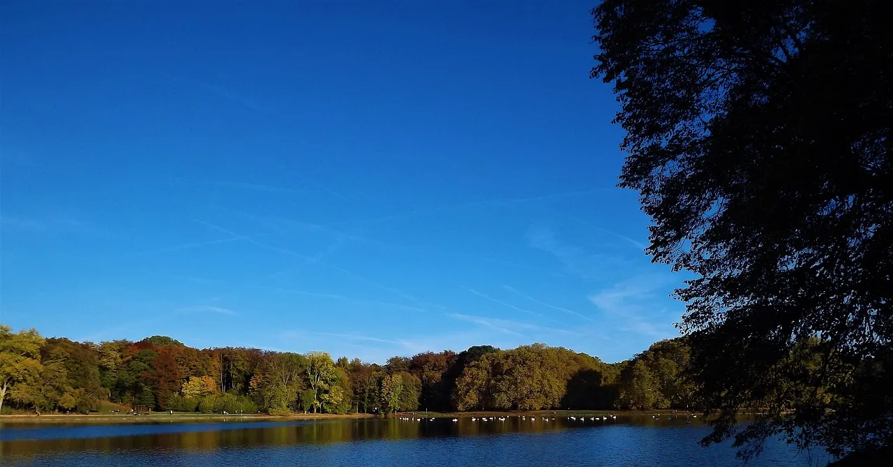 7 Under-The-Radar Lake Towns Perfect For A Cheap Weekend Getaway