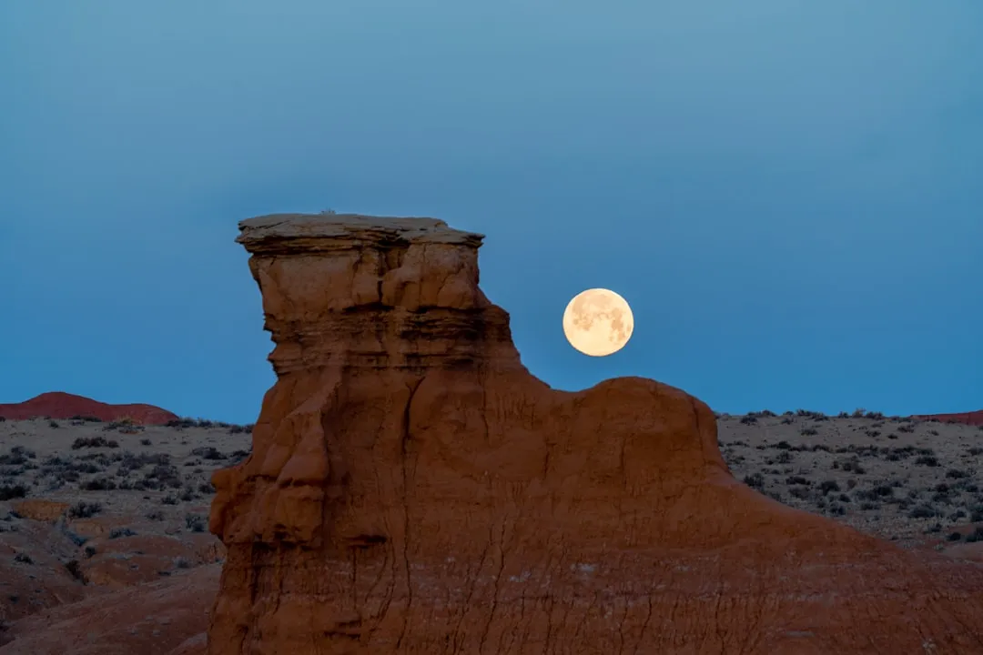 Moonscape Overlook: Utah's Quietly Alien Third Option (Image Credits: Unsplash)