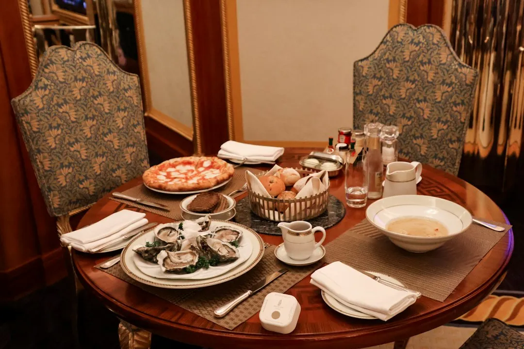 The One Perk Butlers Consistently Highlight: In-Suite Dining Done Right (Image Credits: Unsplash)