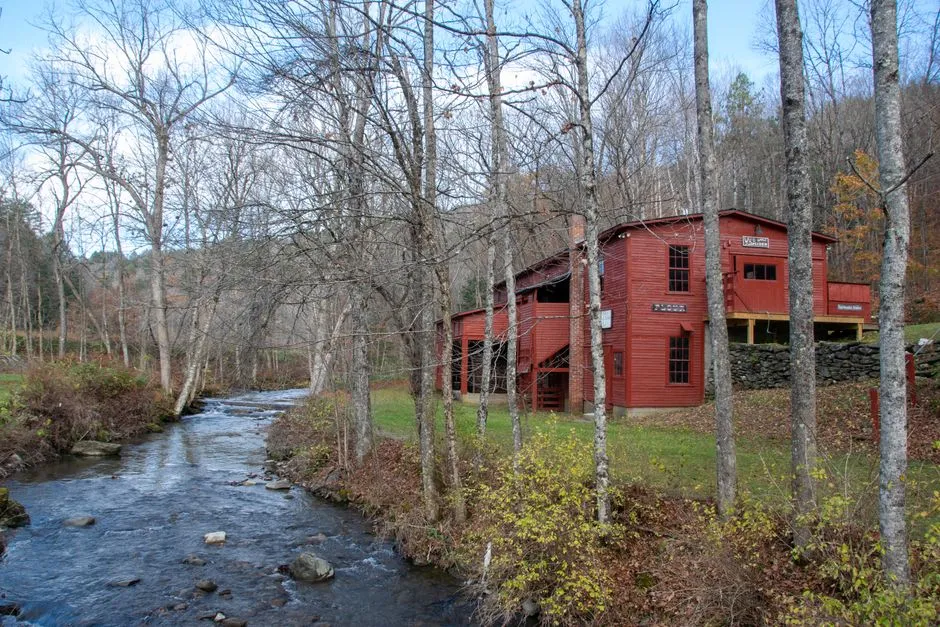 The Red Mill That Still Stands (Image Credits: Pexels)