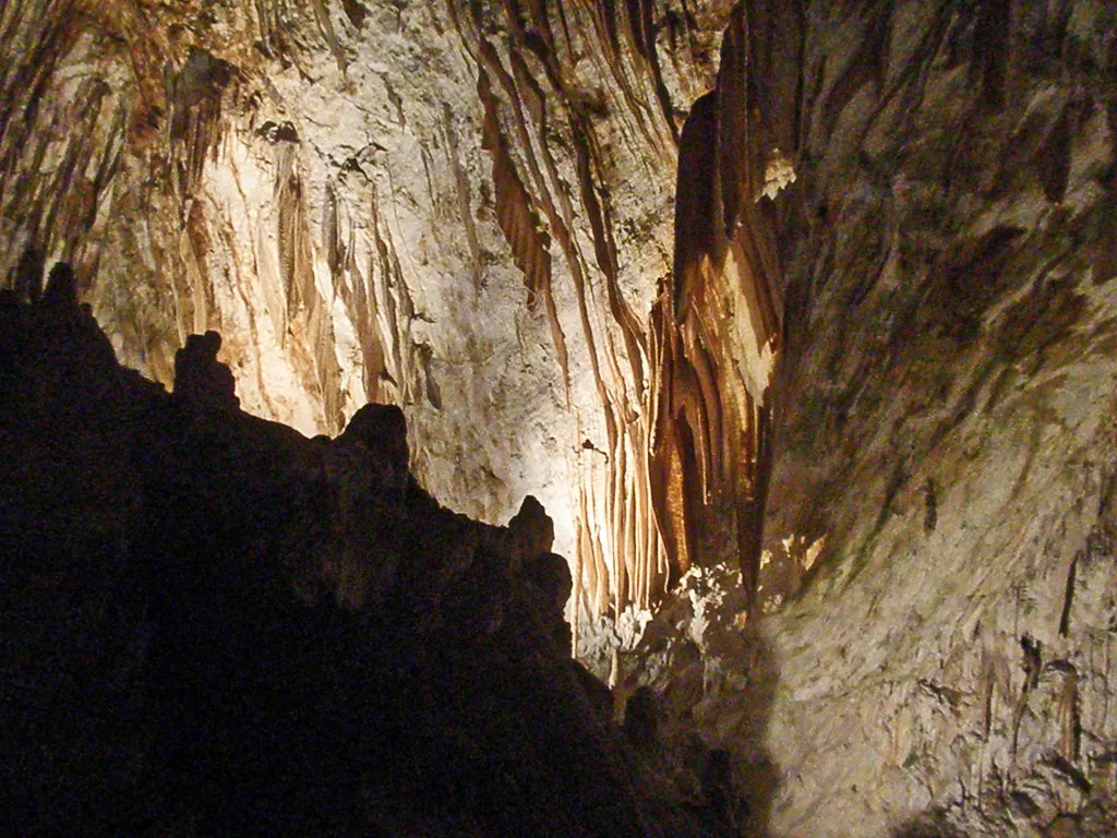How Lighting Shapes the Entire Cave Experience (amandabhslater, Flickr, CC BY-SA 2.0)