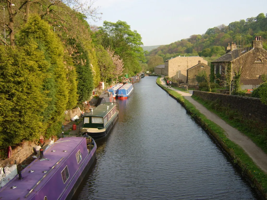 Responsible Travel on Historic Waterways (Neil T, Flickr, CC BY-SA 2.0)