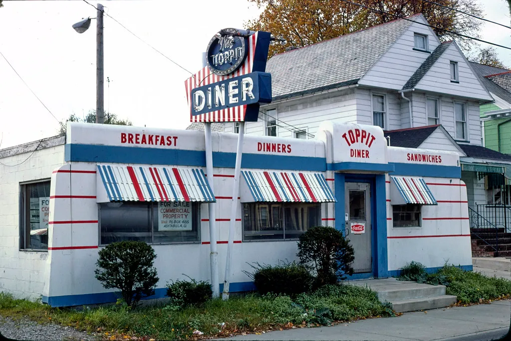 Roadside America Before the Chains Took Over (Image Credits: Flickr)