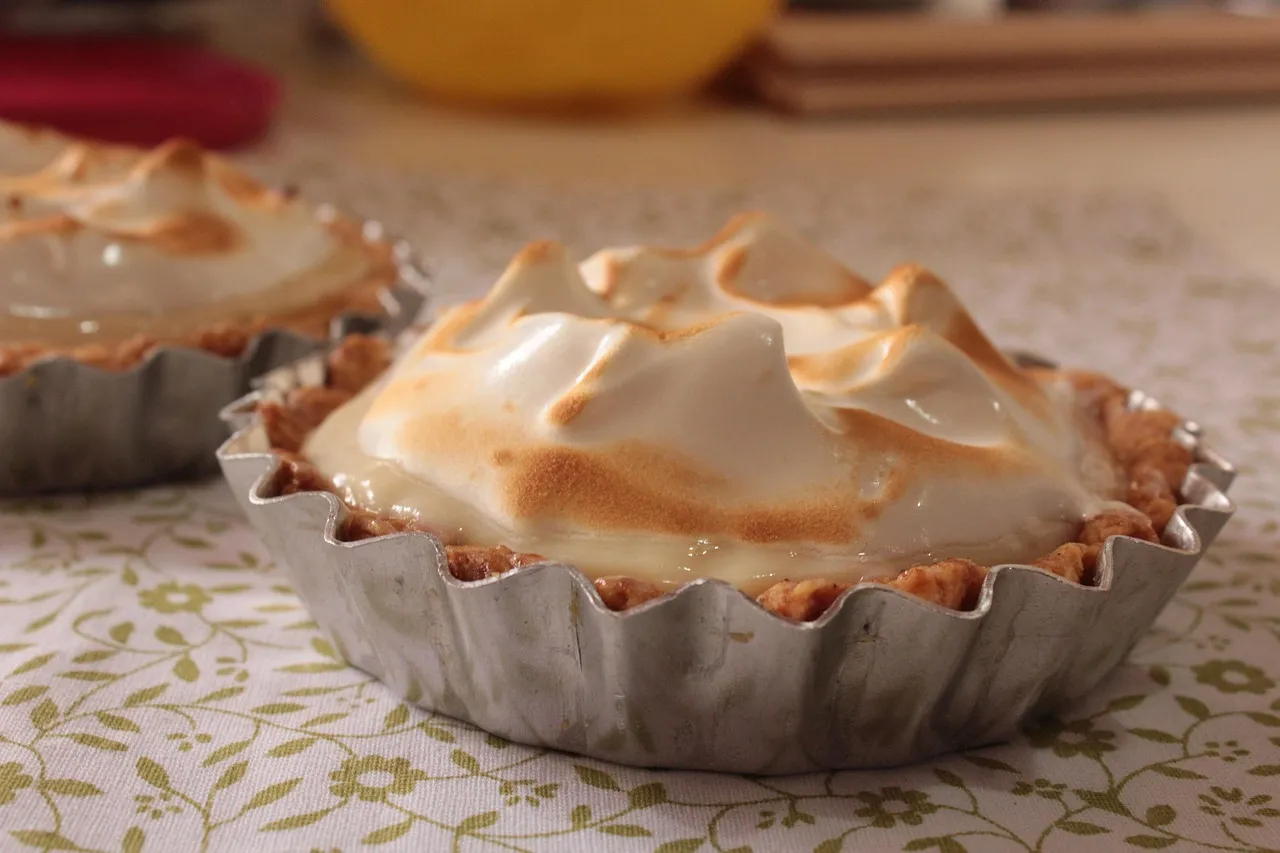 1. Whole Pies and Cakes - Yes, the Whole Thing (Image Credits: Pixabay)