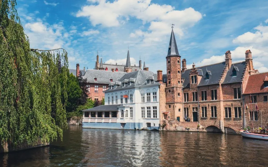 Canal 2: The Dijver and the Rozenhoedkaai Viewpoint (Image Credits: Pexels)