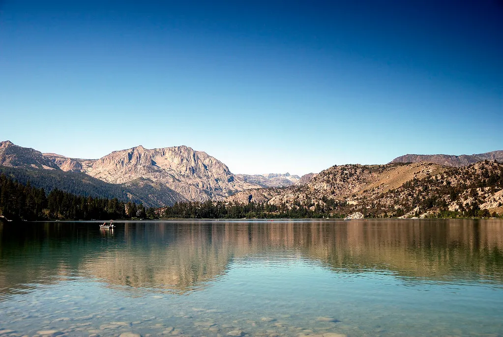 The June Lake Loop: A Road That Changes Perspective (Jay 0110, Flickr, CC BY 2.0)