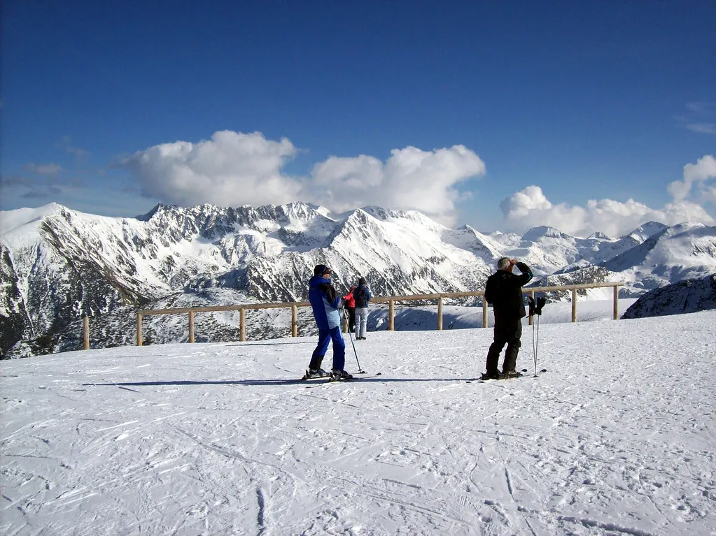Midweek Skiing Changes Everything (summonedbyfells, Flickr, CC BY 2.0)