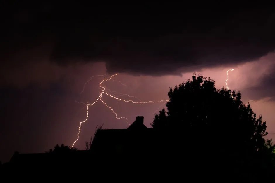 Snow Is Predictable. Thunderstorms Are Not. (Image Credits: Pexels)