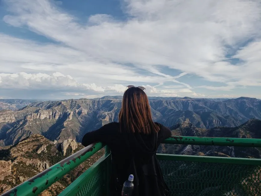 How Social Media Reshaped the Overlook Experience (Image Credits: Pexels)