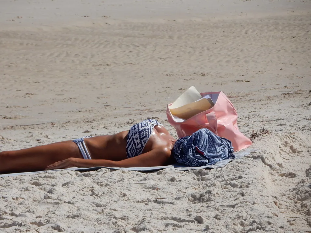 Placing Your Bag in Plain Sight on Open Sand (mikecogh, Flickr, CC BY-SA 2.0)