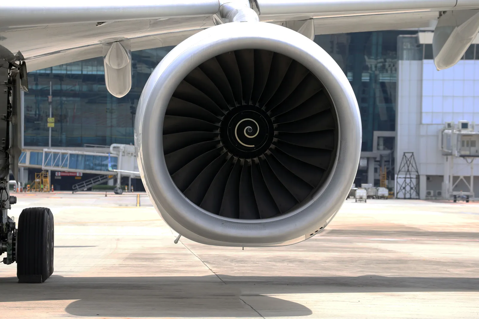 Foreign Object Debris Makes Engine Powerback Genuinely Risky (Image Credits: Pexels)