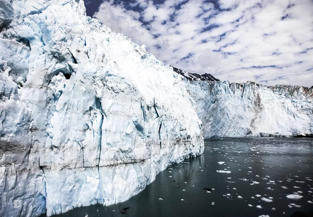What the Glacier Gives to the Ocean (Image Credits: Rawpixel)
