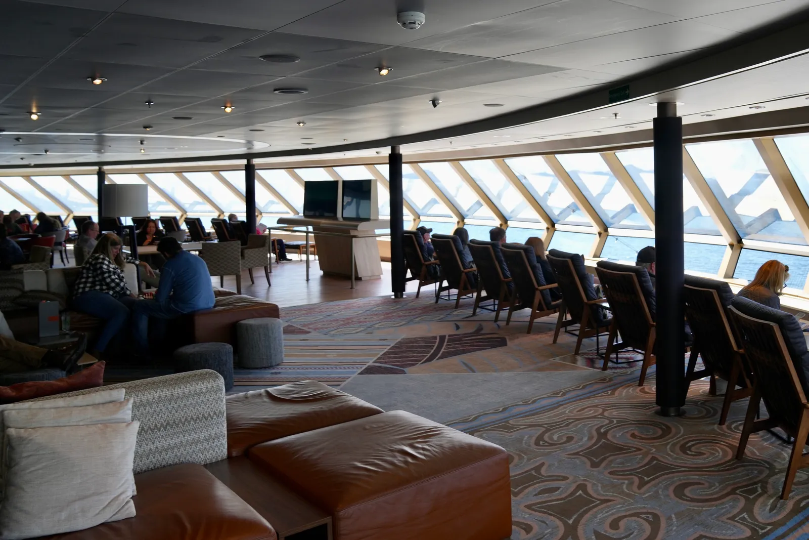 The Forward Observation Lounge: Best View, Fewest People (By Richard N Horne, CC BY-SA 4.0)