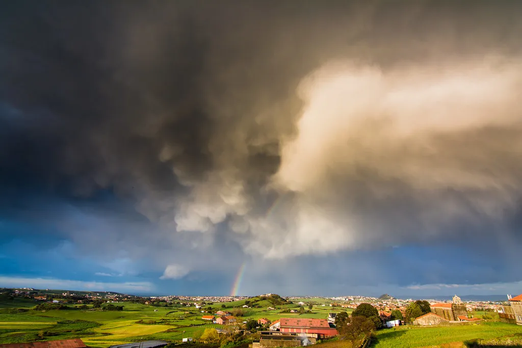 Why Deep, Tall Clouds Are Essential to the Effect (Luis Marina, Flickr, CC BY 2.0)