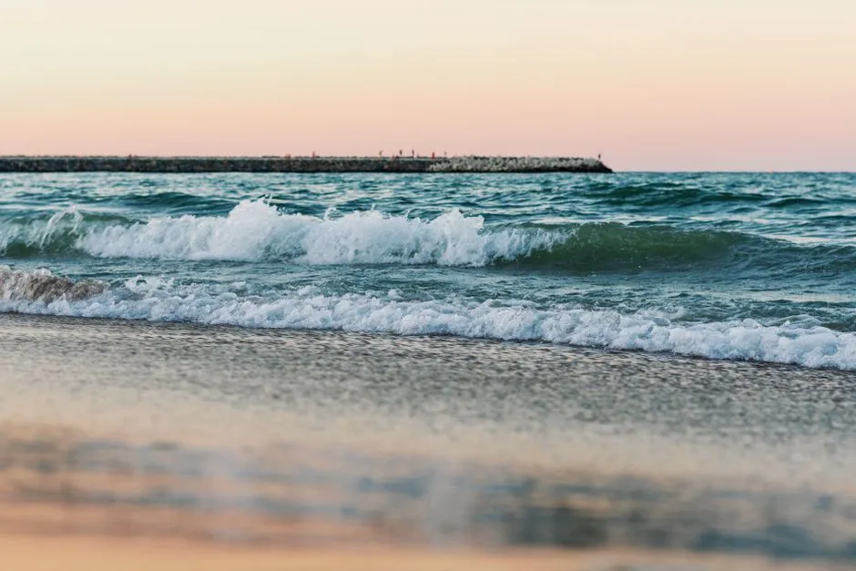 How Tides Override the Clock in Saltwater (Image Credits: Pexels)