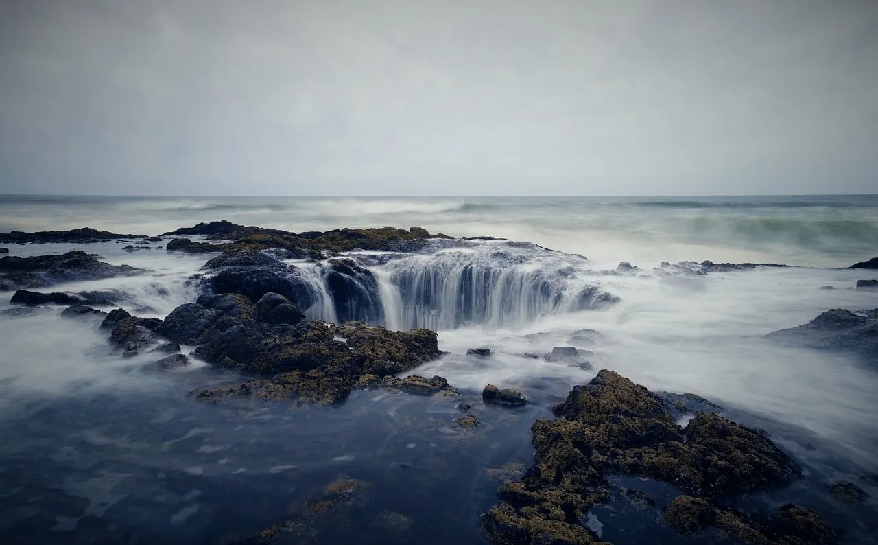 Thor's Well: The Drainpipe of the Pacific (Image Credits: Pixabay)