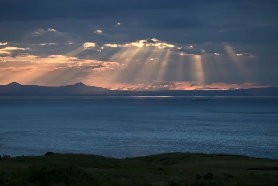 The Basics: What Light Actually Does in the Atmosphere (Image Credits: Pexels)