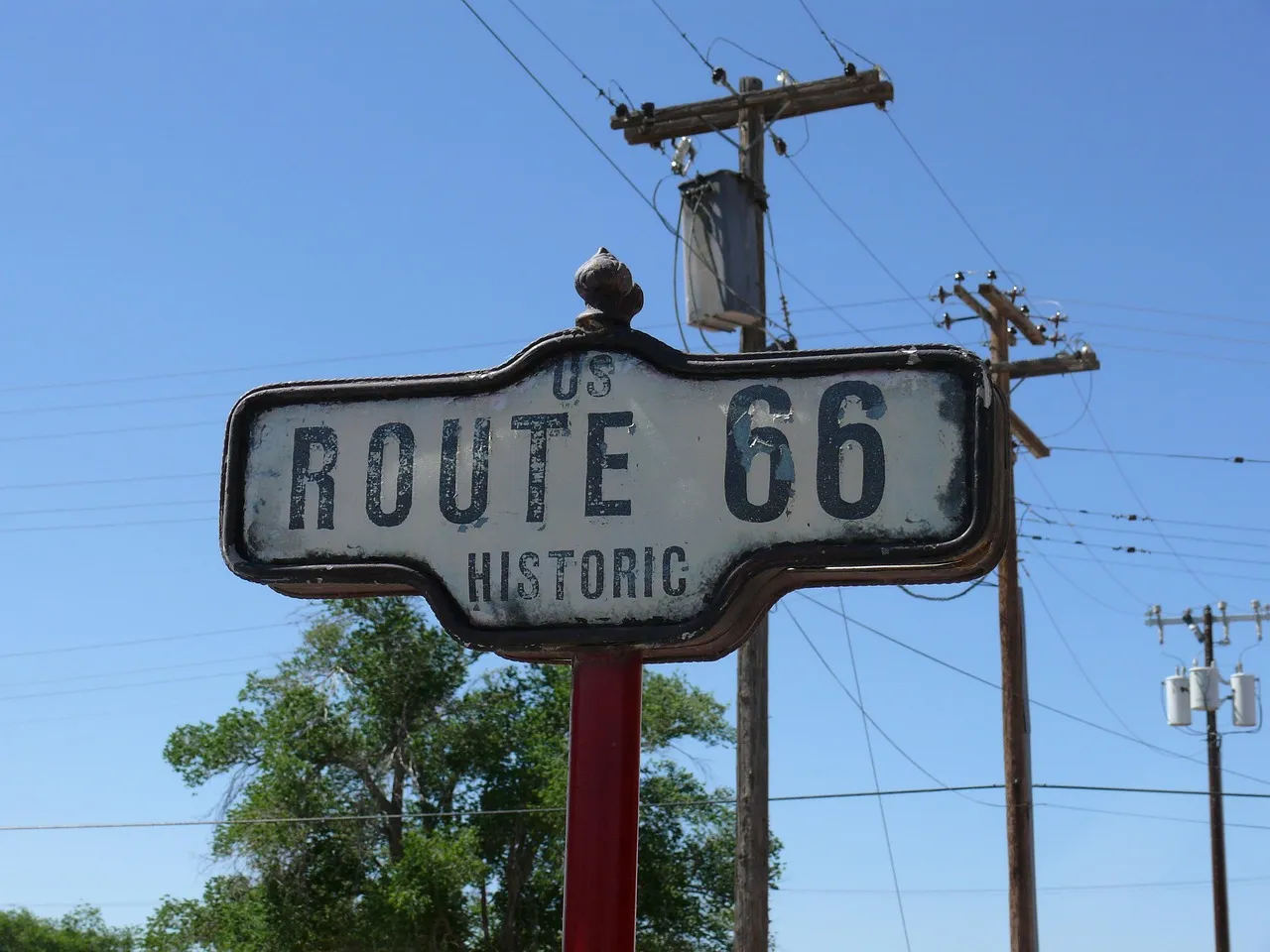 A Railroad Town Long Before It Was a Highway Town (Image Credits: Pixabay)